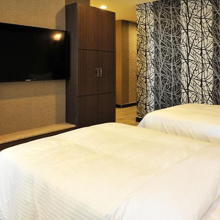 Maple Hotel Тайнань Экстерьер фото