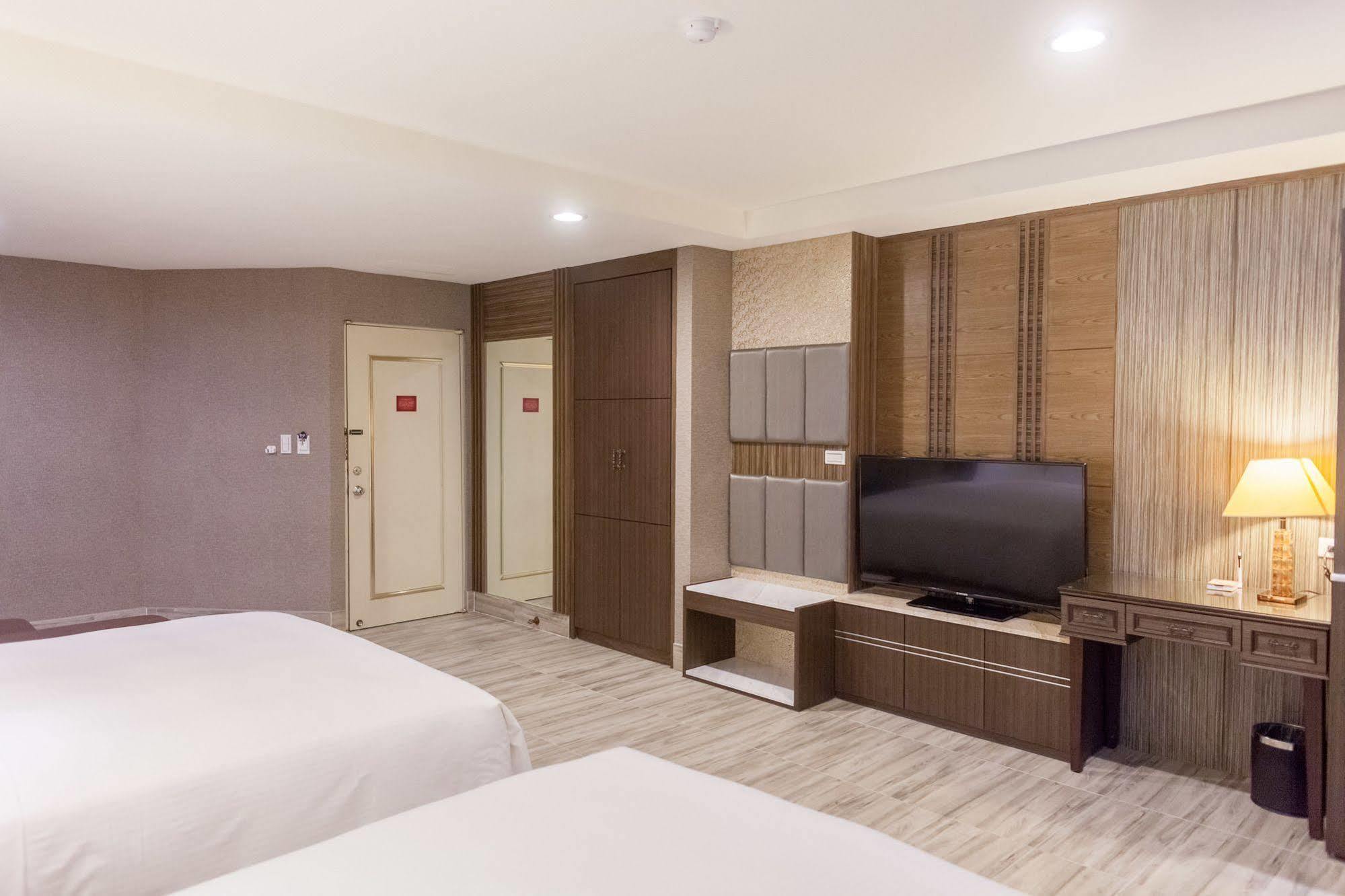 Maple Hotel Тайнань Экстерьер фото